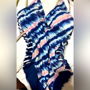 Swimsuit. One piece. Pink. Blue. White. MEDIUM